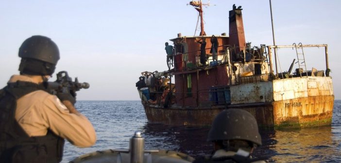 US navy confronts alleged Somali pirates