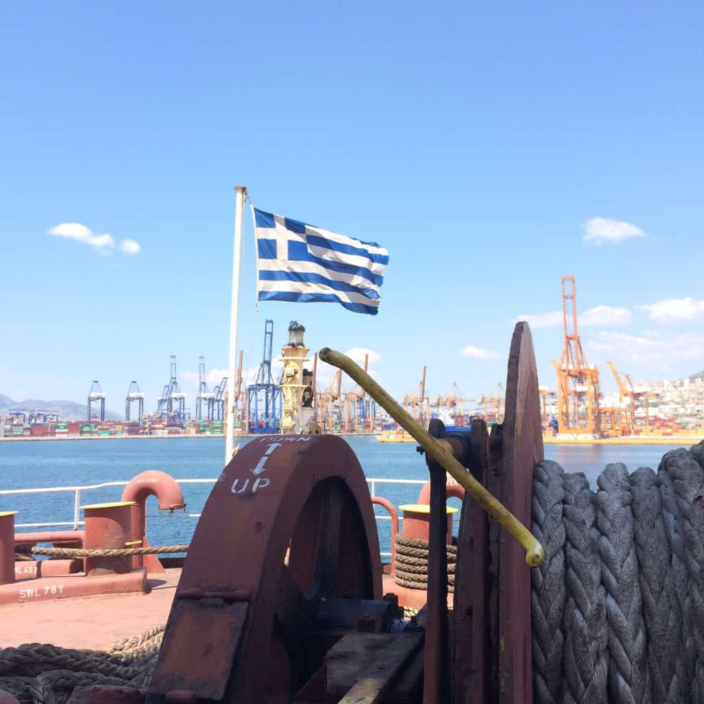 1. Ελληνική σημαία σε ελληνικό λιμάνι