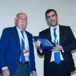 Ο διευθυντής των Ναυτικών Χρονικών, Ηλίας Μπίσιας παραλαμβάνει παραλαμβάνει αναμνηστικό δώρο από τον πρόεδρο της Ναυτιλιακής Λέσχης Θεσσαλονίκης, Ανδρόνικο Σινιώρη