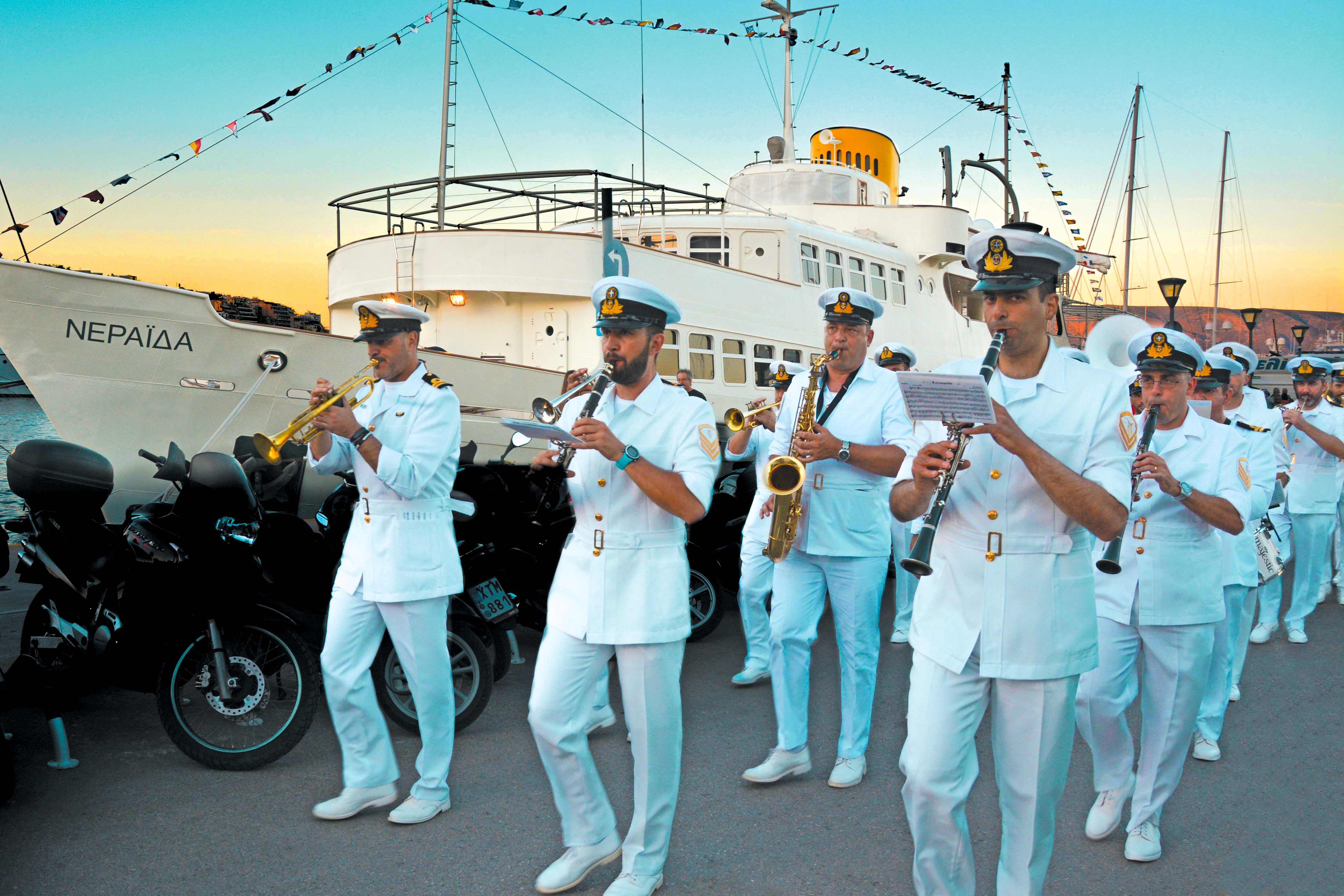 Η μπάντα του Δήμου Πειραιά μπροστά στο Πλωτό Μουσείο Νεράιδα, κατά την τελετή έναρξης των Ημερών Θάλασσας