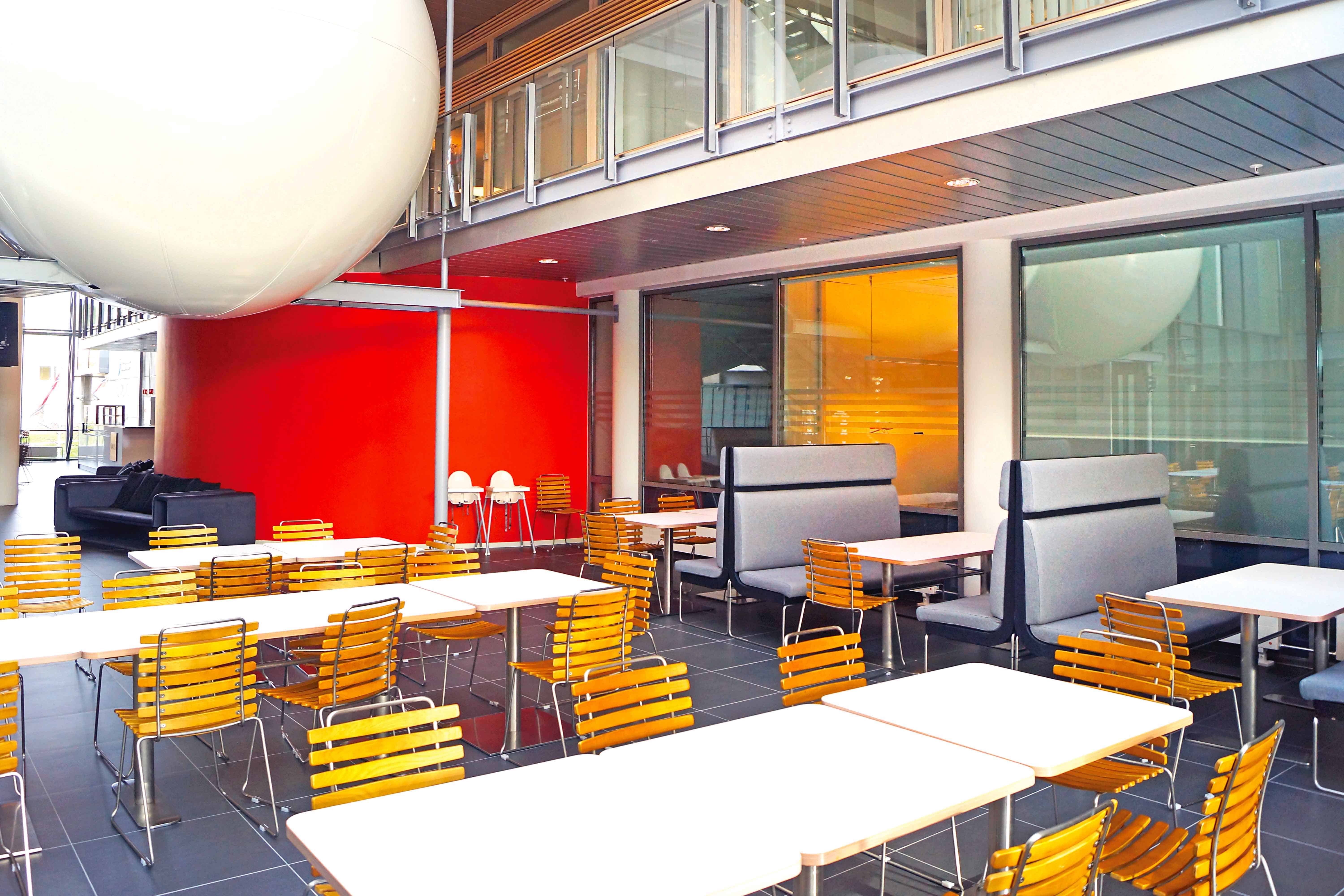 Άποψη του εστιατορίου του Norwegian Maritime Competence Centre, όπου γευματίζουν από κοινού, τόσο οι σπουδαστές της Ακαδημίας όσο και τα στελέχη των επιχειρήσεων που εδρεύουν στο κτίριο