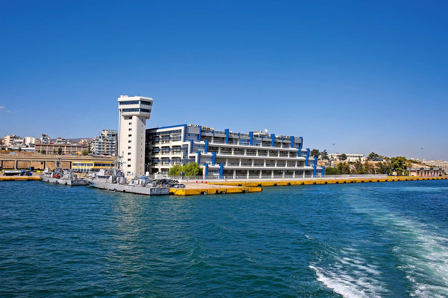 Το Υπουργείο Ναυτιλίας στο λιμάνι του Πειραιά
