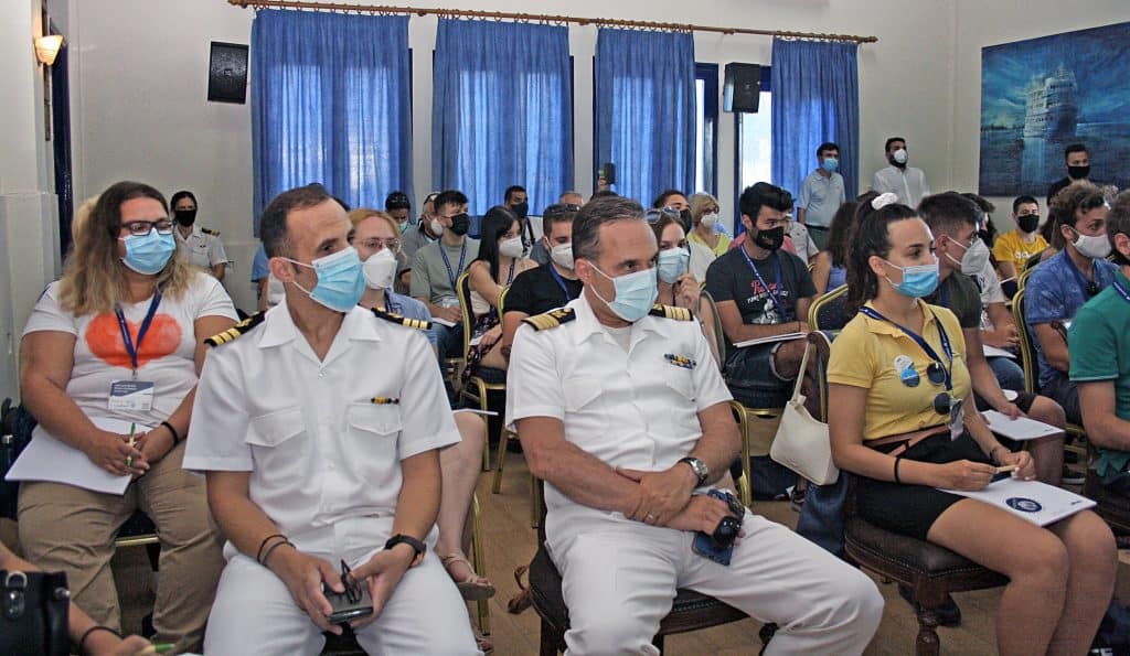 Στιγμιότυπο από τις διαλέξεις (Α-Δ): Πλωτάρχης Λ.Σ. Δημήτρης Κλουμάσης (ΑΕΝ Οινουσσών), Αντιπλοίαρχος Λ.Σ. Ιωάννης Μάργαρης (ΑΕΝ Χίου)