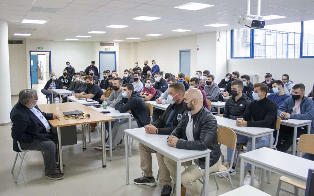 Στιγμιότυπο από το workshop για τη συντήρηση και λειτουργία των μηχανών