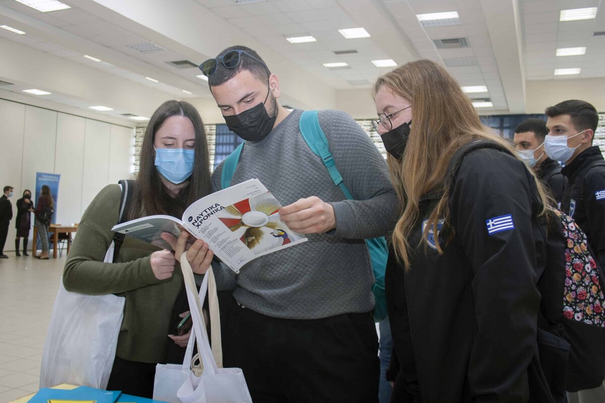 Σπουδαστές ΑΕΝ διαβάζουν το περιοδικό Ναυτικά Χρονικά