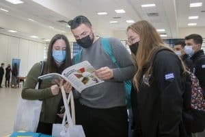 Σπουδαστές ΑΕΝ διαβάζουν το περιοδικό Ναυτικά Χρονικά