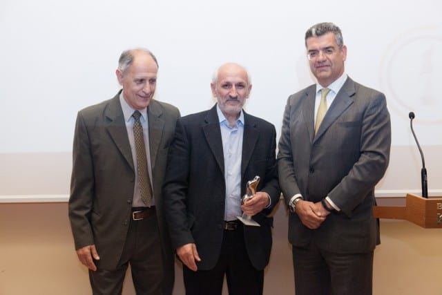 Στιγμιότυπο από την βράβευση του Επαγγελματικού Λυκείου (Λιβάνειο) Καρδαμύλων Χίου, στα Βραβεία Ευκράντη 2014. Το βραβείο παρέλαβε ο Γιάννης Λιγνός από τον Οδυσσέα Λεκατσά και τον Δημήτρη Πατρίκιο