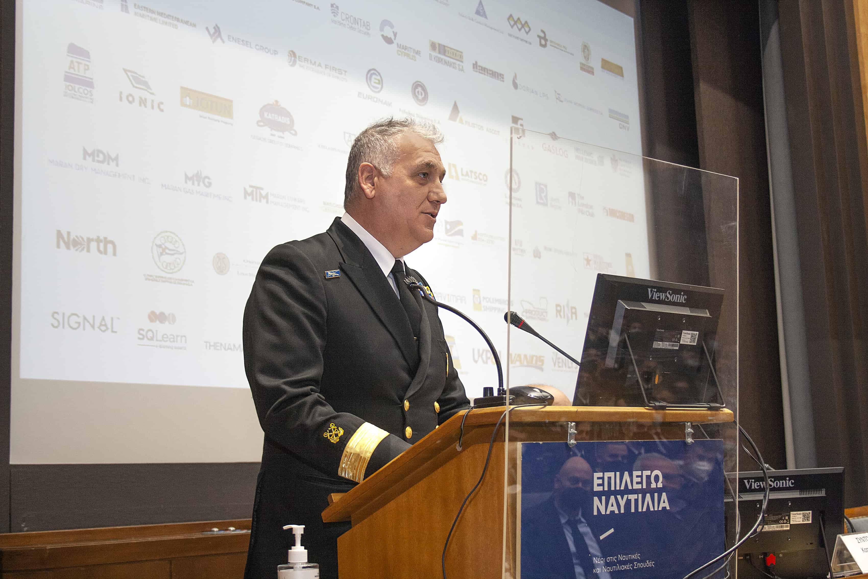 Ο Αρχιπλοίαρχος Λ.Σ. Ελευθέριος Πετρόπουλος, Διευθυντής της Διεύθυνσης Εκπαίδευσης Ναυτικών του Υπουργείου Ναυτιλίας και Νησιωτικής Πολιτικής