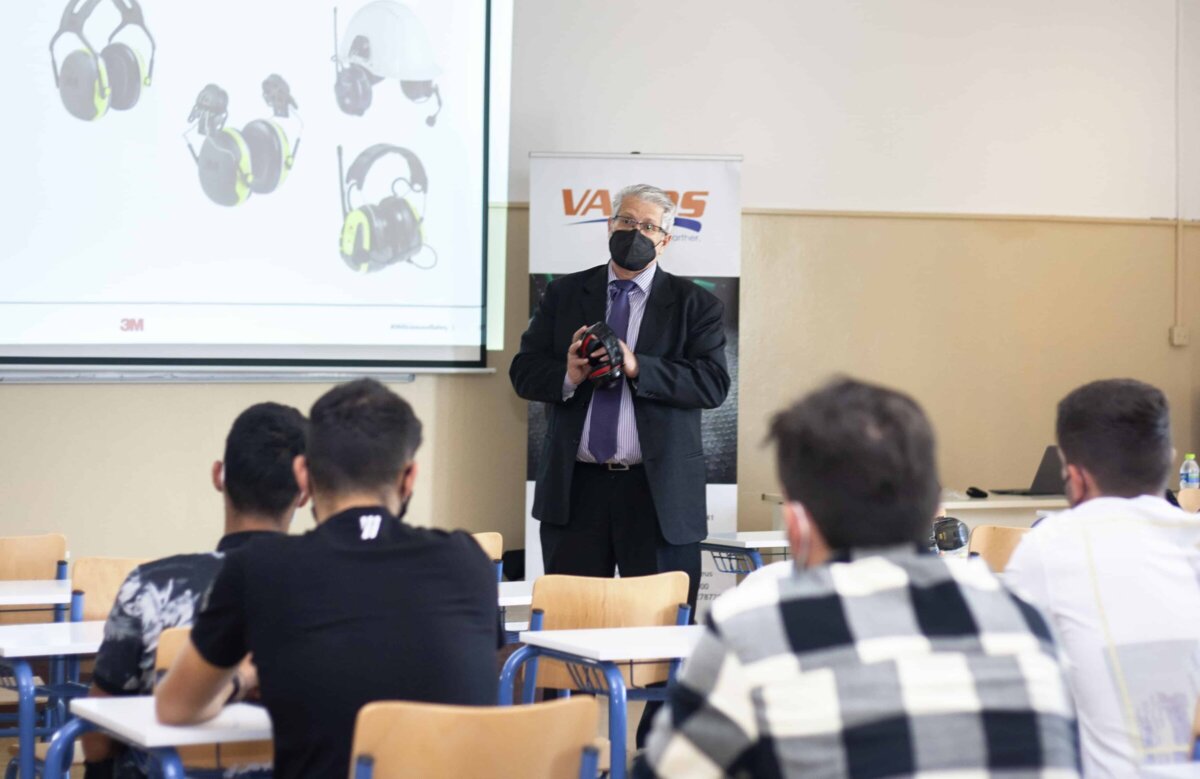 Στιγμιότυπο από το workshop με θέμα «Χρήση Μέσων Ατομικής Προστασίας: Το παράδειγμα των Μέσων Ατομικής Προστασίας Ακοής », στο οποίο συμμετείχαν οι κ.κ. Νίκος Σκαλιέρης, General Manager, VANOS S.A, Νίκος Λινάρδος, Sales Executive, 3M Greece & Βασίλης Κοτρωνάκης, Personal Safety Division, 3M Hellas MEPE