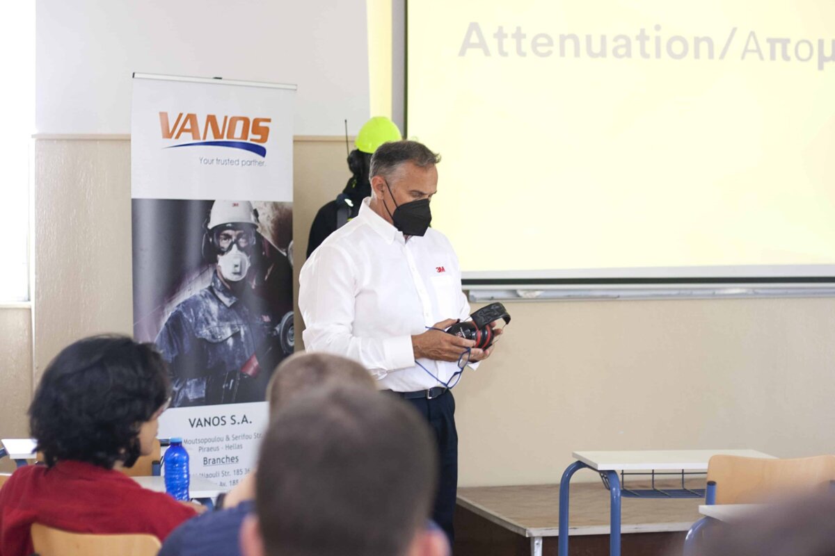 Στιγμιότυπο από το workshop με θέμα «Χρήση Μέσων Ατομικής Προστασίας: Το παράδειγμα των Μέσων Ατομικής Προστασίας Ακοής », στο οποίο συμμετείχαν οι κ.κ. Νίκος Σκαλιέρης, General Manager, VANOS S.A, Νίκος Λινάρδος, Sales Executive, 3M Greece & Βασίλης Κοτρωνάκης, Personal Safety Division, 3M Hellas MEPE