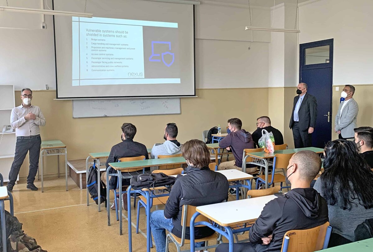 Στιγμιότυπο από το workshop με θέμα «Κυβερνοασφάλεια στη Ναυτιλία: Μελέτες περίπτωσεις και πραγματικοί κίνδυνοι», στο οποίο συμμετείχαν οι κ.κ. Γιώργος Παπαϊωάννου, Μηχανικός Κυβερνοασφάλειας, Nexus Agency και καπτ. Λεωνίδας Κιοπεκτζής, Deputy DPA, Polembros Shipping
