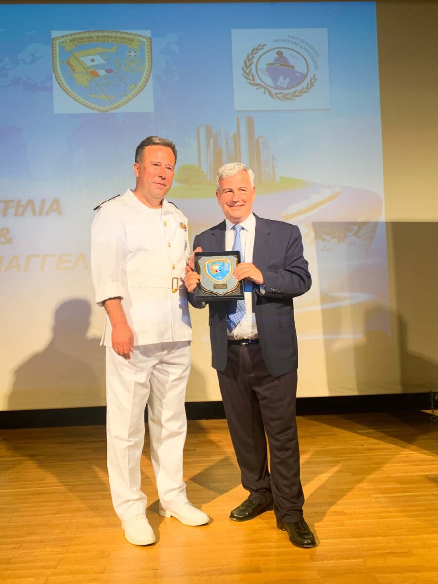 Ο Δρ. Λεωνίδας Δημητριάδης-Ευγενίδης, πρόεδρος του Ιδρύματος Ευγενίδου & Πρεσβευτής Καλής Θελήσεως του IMO στην Ελλάδα παραλαμβάνει αναμνηστικό δώρο