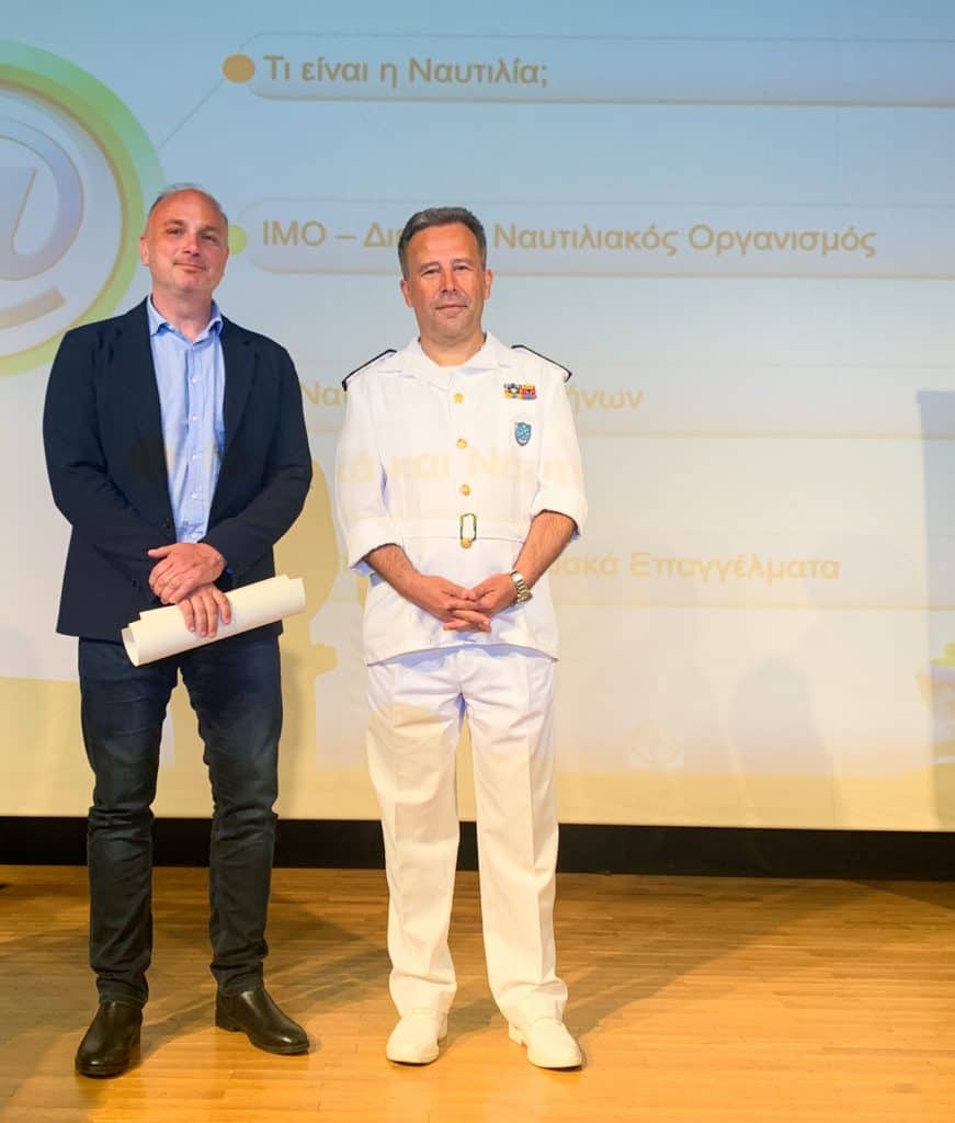 Ο καπτ. Παντελής Κίκερης, Διευθυντής Σπουδών της ΑΕΝ Πρέβεζας παραλαμβάνει αναμνηστικό δώρο