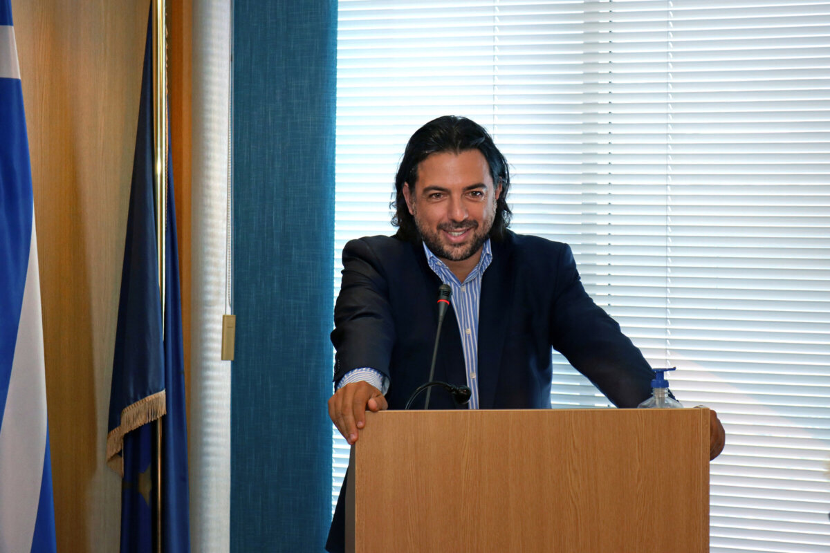 Ο αντιπρόεδρος του Ναυτικού Επιμελητηρίου της Ελλάδος, κ. Γεώργιος Αλεξανδράτος κατά τη διάρκεια του χαιρετισμού του