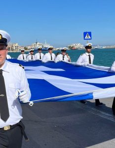 ΑΕΝ Χίου: Συνοδεία των σπουδαστών υψώθηκε η Ελληνική Σημαία στο λιμάνι της Χίου