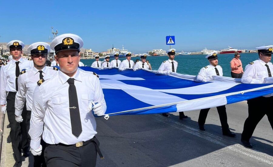 ΑΕΝ Χίου: Συνοδεία των σπουδαστών υψώθηκε η Ελληνική Σημαία στο λιμάνι της Χίου