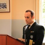 Στιγμιότυπο από το χαιρετισμό του Διοικητή της ΑΕΝ Οινουσσών, Πλωτάρχη Λ.Σ. Δημήτριου Κλουμάση