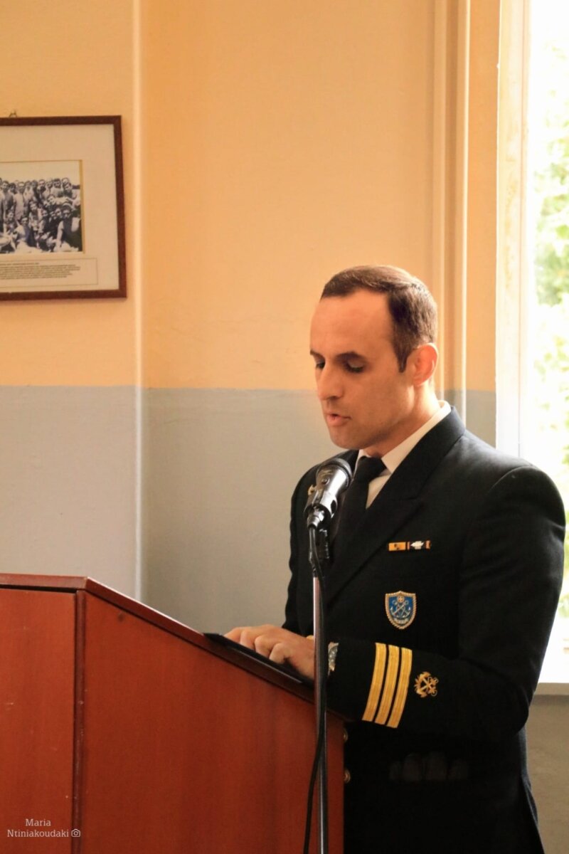 Στιγμιότυπο από το χαιρετισμό του Διοικητή της ΑΕΝ Οινουσσών, Πλωτάρχη Λ.Σ. Δημήτριου Κλουμάση