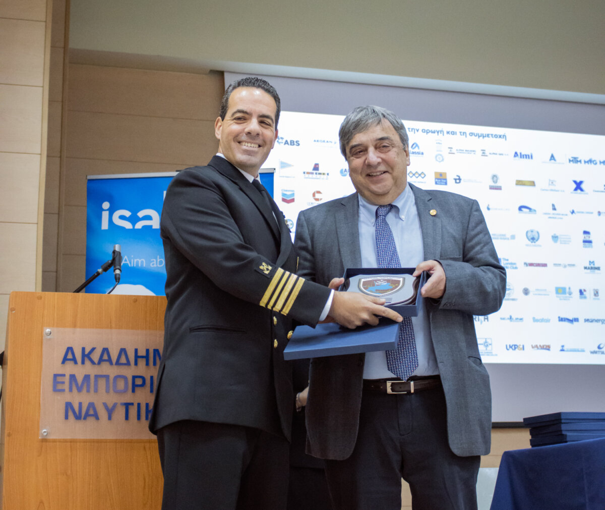 Ο κ. Γεώργιος Γκοτζαμάνης παραλαμβάνει το θυρεό της ΑΕΝ Μακεδονίας