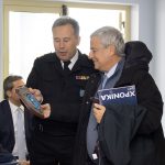 Ο κ. Λεωνίδας Δημητριάδης - Ευγενίδης παραλαμβάνει το θυρεό από τον Αρχιπλοίαρχο Λ.Σ. Ευρυβιάδη Σαπουνά