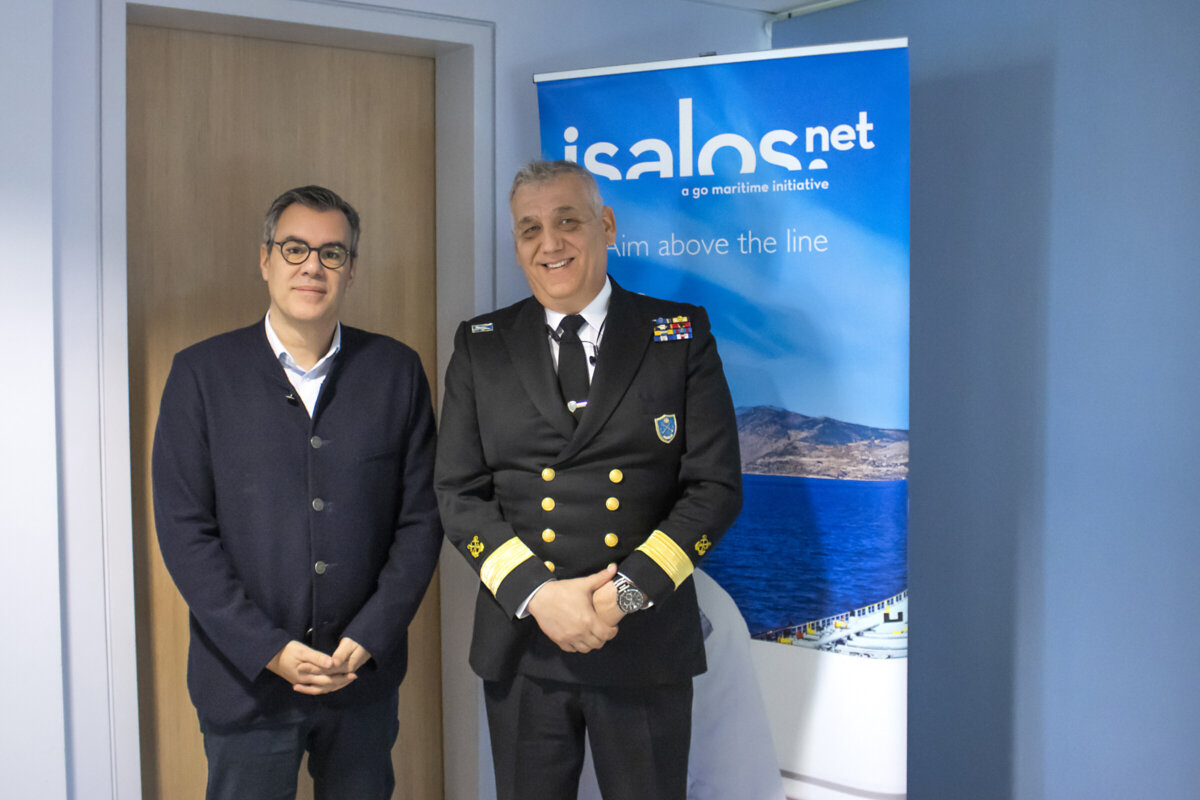 Ο αρχιπλοιάρχος Λ.Σ. Ελευθέριος Πετρόπουλος, διευθυντής της Διεύθυνσης Εκπαίδευσης Ναυτικών του ΥΝΑΝΠ με τον κ. Ηλία Μπίσια