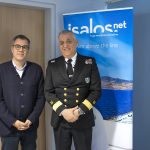 Ο αρχιπλοιάρχος Λ.Σ. Ελευθέριος Πετρόπουλος, διευθυντής της Διεύθυνσης Εκπαίδευσης Ναυτικών του ΥΝΑΝΠ με τον κ. Ηλία Μπίσια