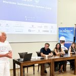 Ο κ. Ευάγγελος Αγγελάκος, ιδρυτής της Angelakos (Hellas) S.A. κατά τη διάρκεια ομιλίας του προς τους νέους και νέες συμμετέχοντες και συμμετέχουσες