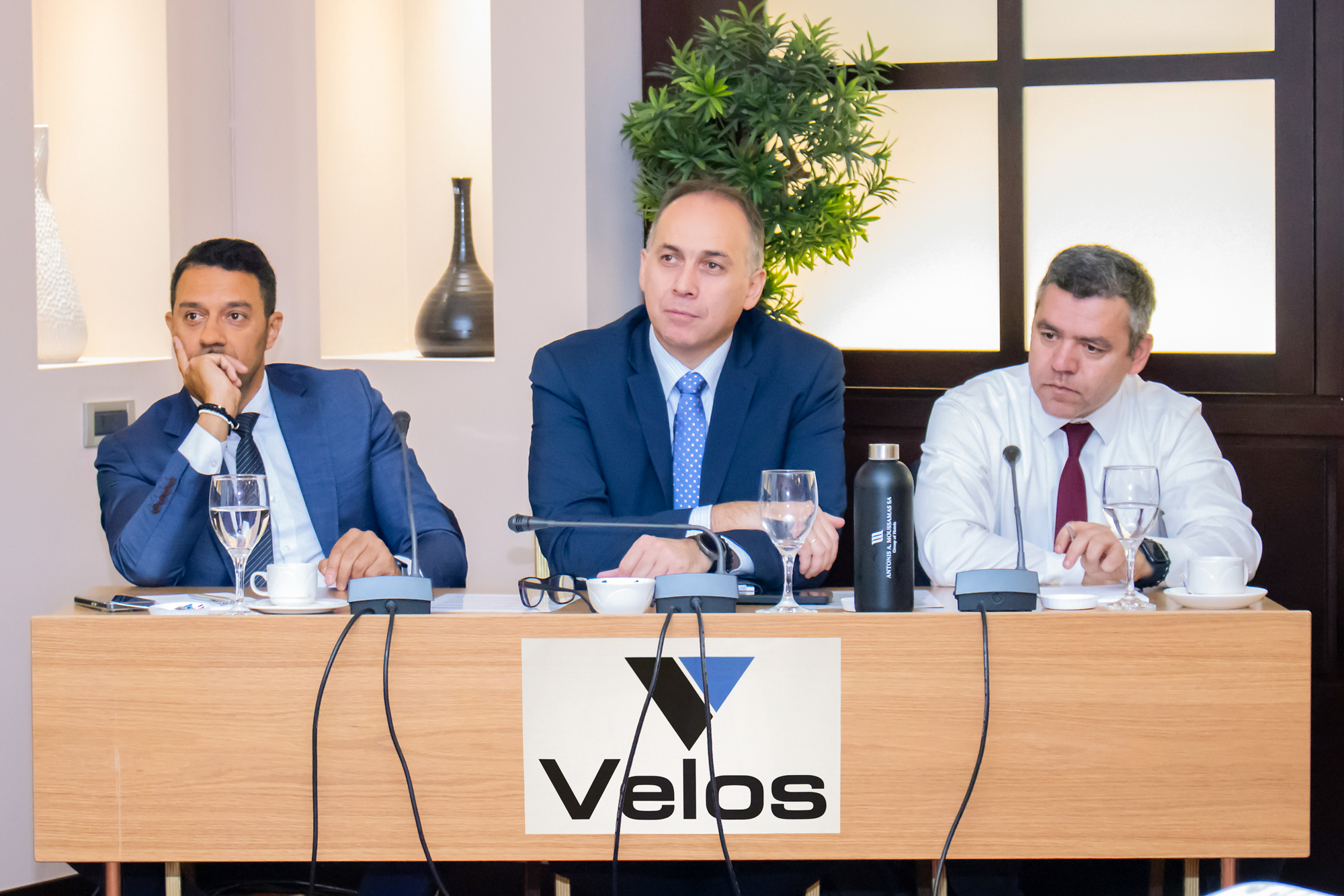 (Α-Δ): Γιώργος Σαχάτ, τεχνικός διευθυντής, καπτ. Ιάκωβος Χονδρόγιαννος, γενικός διευθυντής και καπτ. Ιωάννης Καπαγερίδης, HSQE & Vetting Manager/DPA της Velos