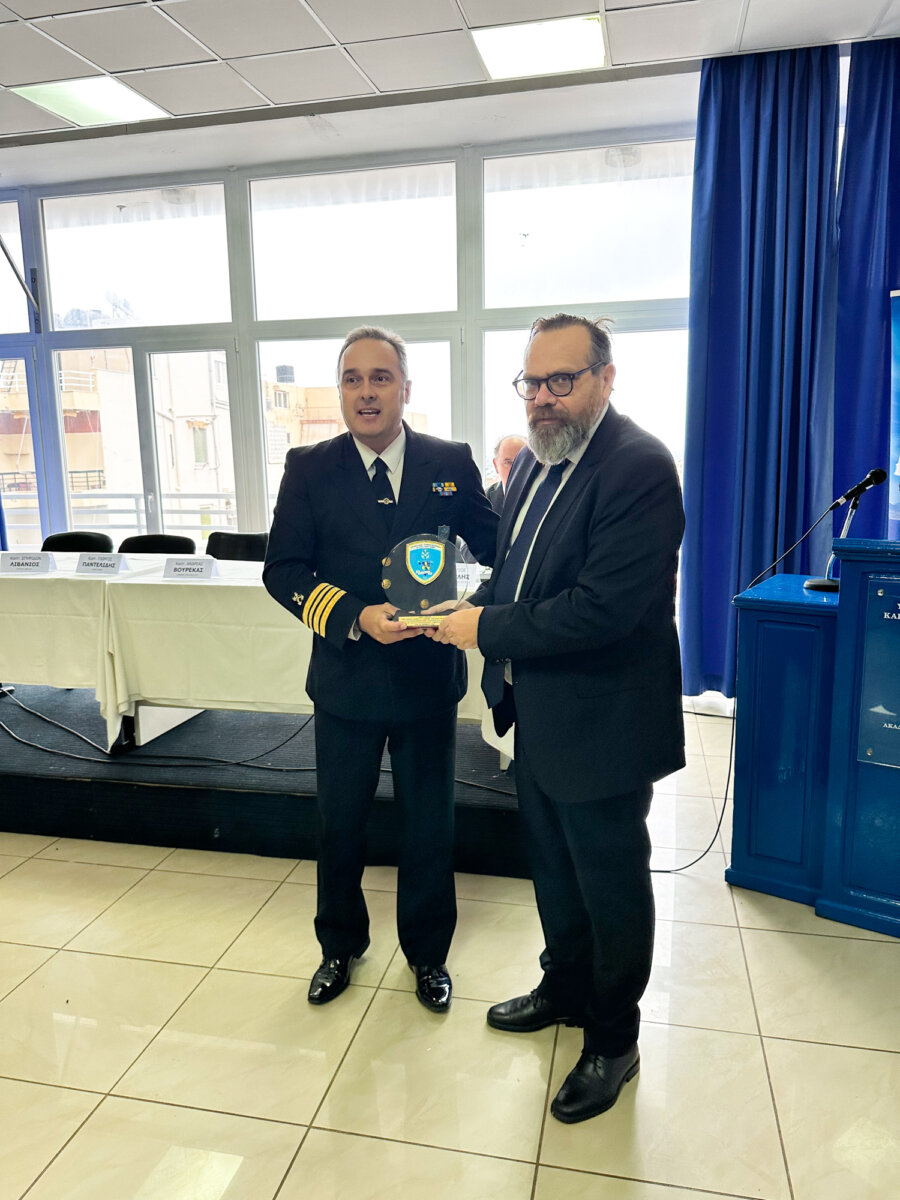 Ο γ.γ. ΥΝΑΝΠ δρ. Ευάγγελος Κυριαζόπουλος παραλαμβάνει τιμητική πλακέτα από τον διοικητή της ΑΕΝ Χίου