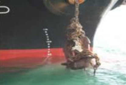 Εικόνα 1: Χαμένη άγκυρα πλοίου ανασύρεται από άγκυρα άλλου πλοίου. 