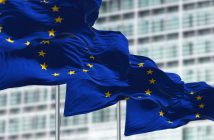 Βασιλεία ΙΙΙ: Όσα πρέπει να γνωρίζετε για το σύστημα εποπτείας των τραπεζών group of flags of the European Union waving in the wind