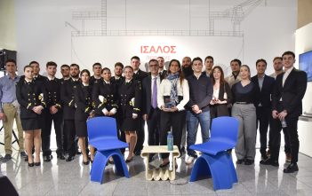 «Blue Chairs»: Η Σεμίραμις Παληού σε διάλογο με τη νέα γενιά