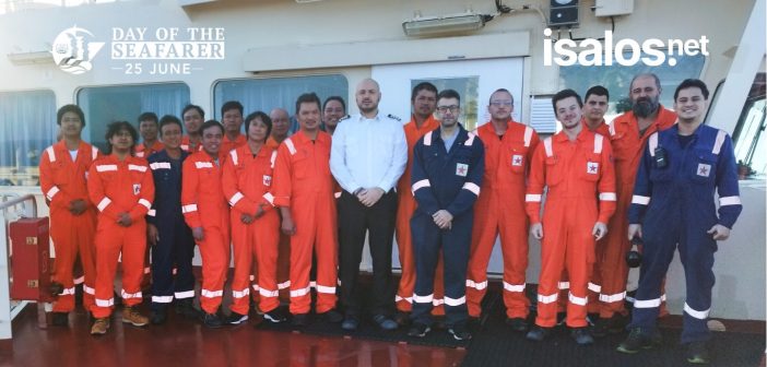 Το πλήρωμα του δεξαμενόπλοιου «Μ/Τ Aquila», της Neda Maritime Agency.