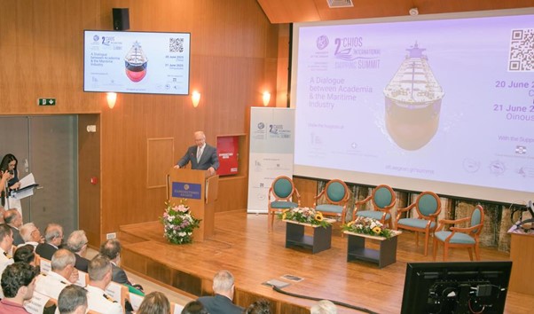 Στιγμιότυπο από τον εναρκτήριο χαιρετισμό του υφυπουργού Ναυτιλίας και Νησιωτικής Πολιτικής, κ. Στέφανου Γκίκα