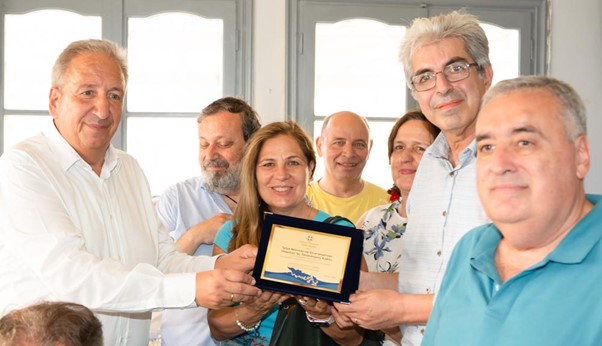 Στιγμιότυπο από την παράδοση τιμητικής πλακέτας από τον Δήμαρχο Οινουσσών κ. Γεώργιο Δανιήλ, σε Καθηγητές και Καθηγήτριες του Τμήματος Ναυτιλίας & Επιχειρηματικών Υπηρεσιών του Πανεπιστημίου Αιγαίου