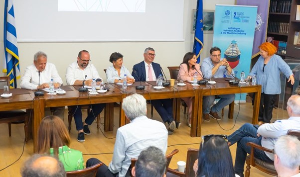 (Α-Δ): κ. Γιώργος Δανιήλ (Δήμαρχος Οινουσσών), κ. Εμμανουήλ Κουτουλάκης (Γ.Γ. ΥΝΑΝΠ), Καθ. Αθηνά Ρουμπούτσου (Πανεπιστήμιο Αιγαίου), κ. Σπυρίδων Πασχάλης (Sea Ahead Marine), κ. Χρυσάνθη Στεφάνου, (Bright Navigation Inc. & Golden Star Ferries), Αν. Καθ. Ορέστης Σχινάς (Πανεπιστήμιο Αιγαίου) και Καθ. Μαρία Λεκάκου (Πανεπιστήμιο Αιγαίου)