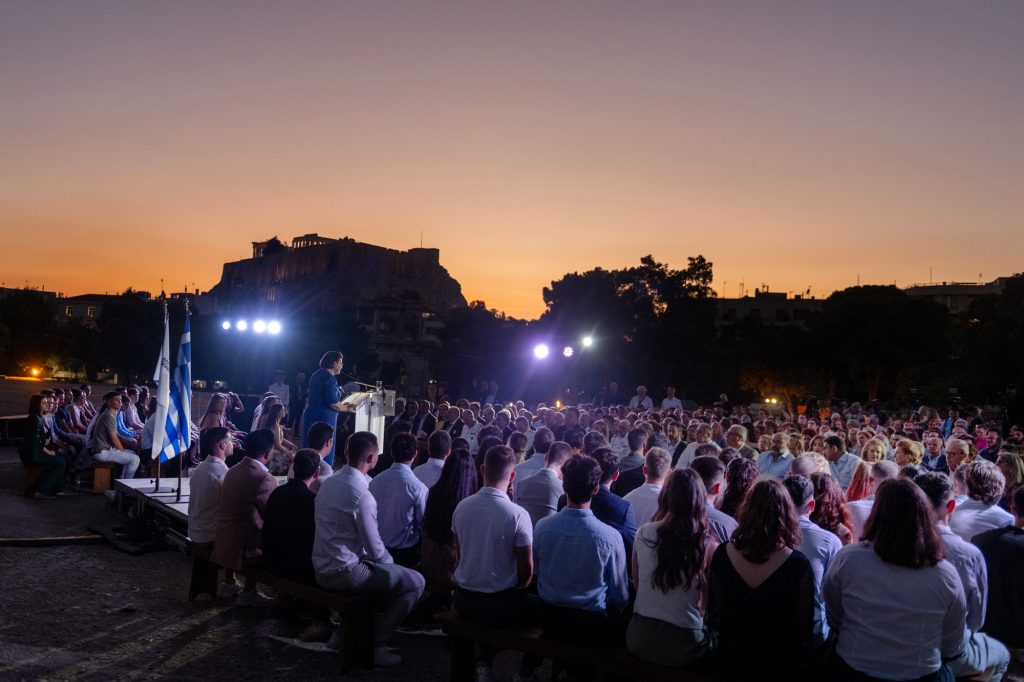 Στιγμιότυπο από την εκδήλωση της απονομής υποτροφιών της Ένωσης Ελλήνων Εφοπλιστών, για το ακαδημαϊκό έτος 2025-2026, στο πλαίσιο του προγράμματός της «ΣΥΝ-ΕΝΩΣΙΣ ΓΙΑ ΤΗΝ ΠΑΙΔΕΙΑ +100 ΥΠΟΤΡΟΦΙΕΣ», την Τρίτη 1 Ιουλίου 2025, στο Ολυμπιείο.