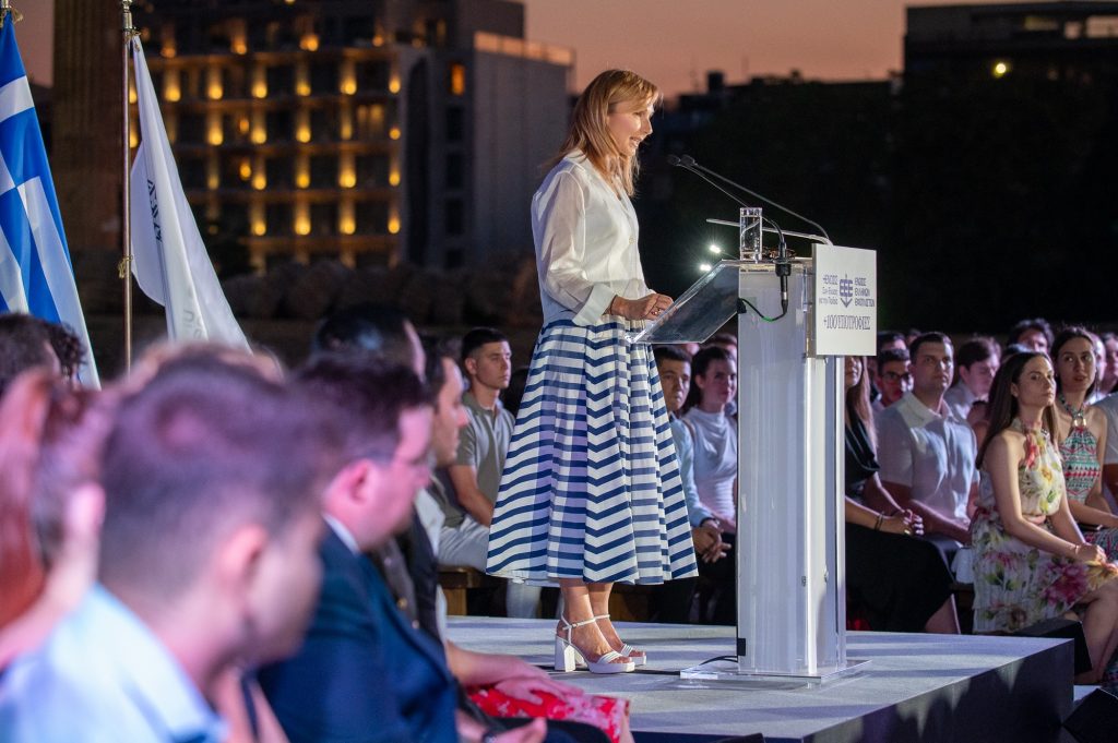 Η Μελίνα Τραυλού - Πρόεδρος Ένωσης Ελλήνων Εφοπλιστών, κατά την ομιλία της στην εκδήλωση της απονομής υποτροφιών της Ένωσης Ελλήνων Εφοπλιστών, για το ακαδημαϊκό έτος 2025-2026, στο πλαίσιο του προγράμματός της «ΣΥΝ-ΕΝΩΣΙΣ ΓΙΑ ΤΗΝ ΠΑΙΔΕΙΑ +100 ΥΠΟΤΡΟΦΙΕΣ», την Τρίτη 1 Ιουλίου 2025, στο Ολυμπιείο.